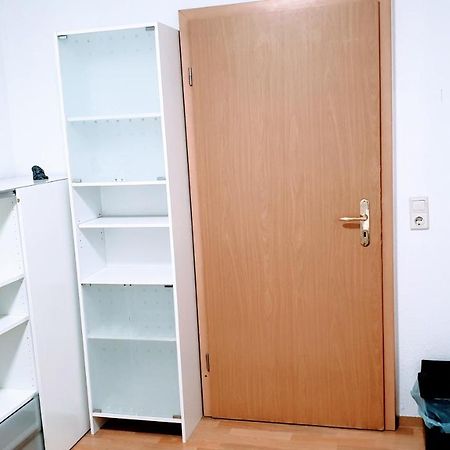 Budget Rooms In Halle With Shared Bathroom, Free Wifi, Netflix & Ipad Bagian luar foto