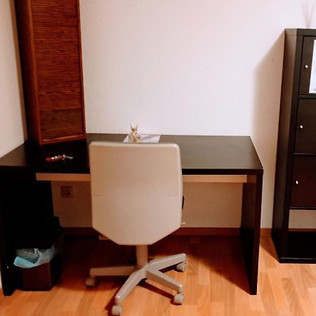 Budget Rooms In Halle With Shared Bathroom, Free Wifi, Netflix & Ipad Bagian luar foto