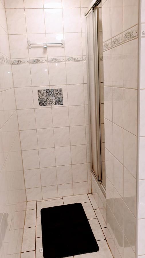 Budget Rooms In Halle With Shared Bathroom, Free Wifi, Netflix & Ipad Bagian luar foto