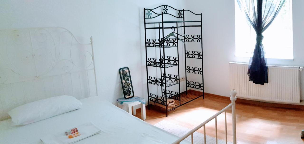 Budget Rooms In Halle With Shared Bathroom, Free Wifi, Netflix & Ipad Bagian luar foto