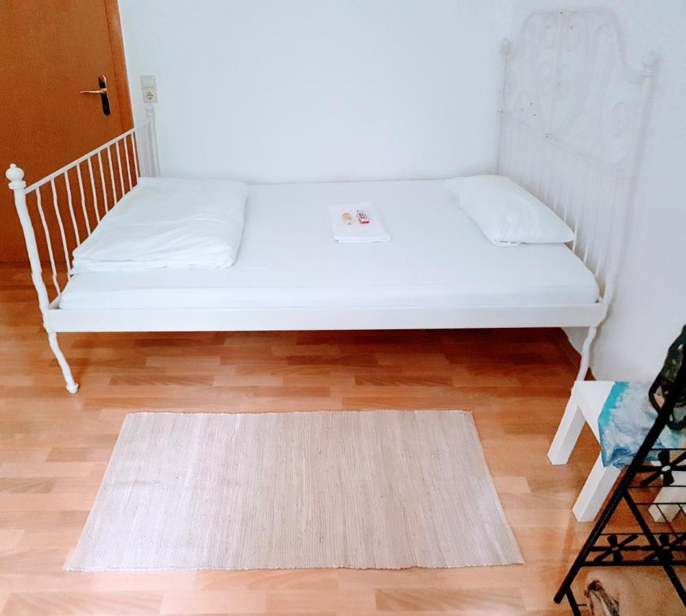 Budget Rooms In Halle With Shared Bathroom, Free Wifi, Netflix & Ipad Bagian luar foto