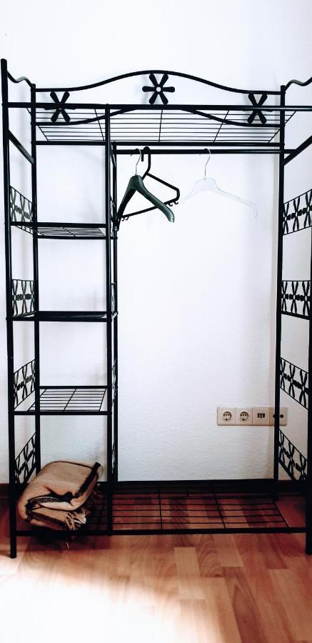 Budget Rooms In Halle With Shared Bathroom, Free Wifi, Netflix & Ipad Bagian luar foto