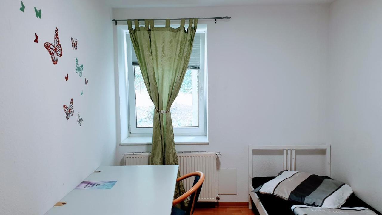 Budget Rooms In Halle With Shared Bathroom, Free Wifi, Netflix & Ipad Bagian luar foto
