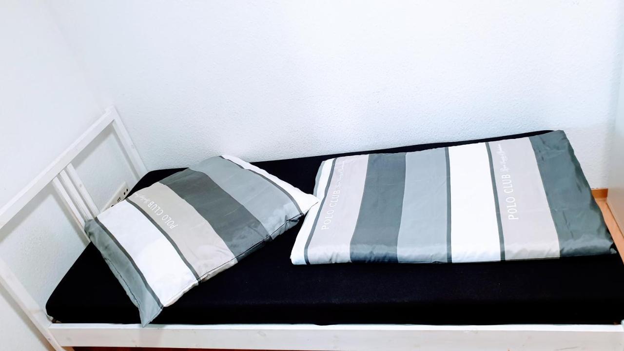 Budget Rooms In Halle With Shared Bathroom, Free Wifi, Netflix & Ipad Bagian luar foto