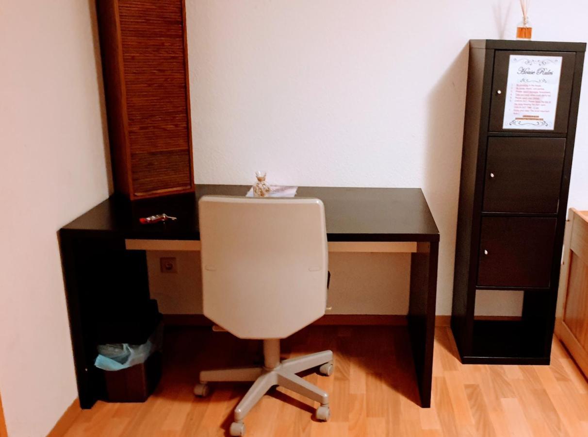 Budget Rooms In Halle With Shared Bathroom, Free Wifi, Netflix & Ipad Bagian luar foto
