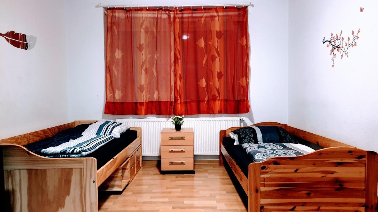 Budget Rooms In Halle With Shared Bathroom, Free Wifi, Netflix & Ipad Bagian luar foto