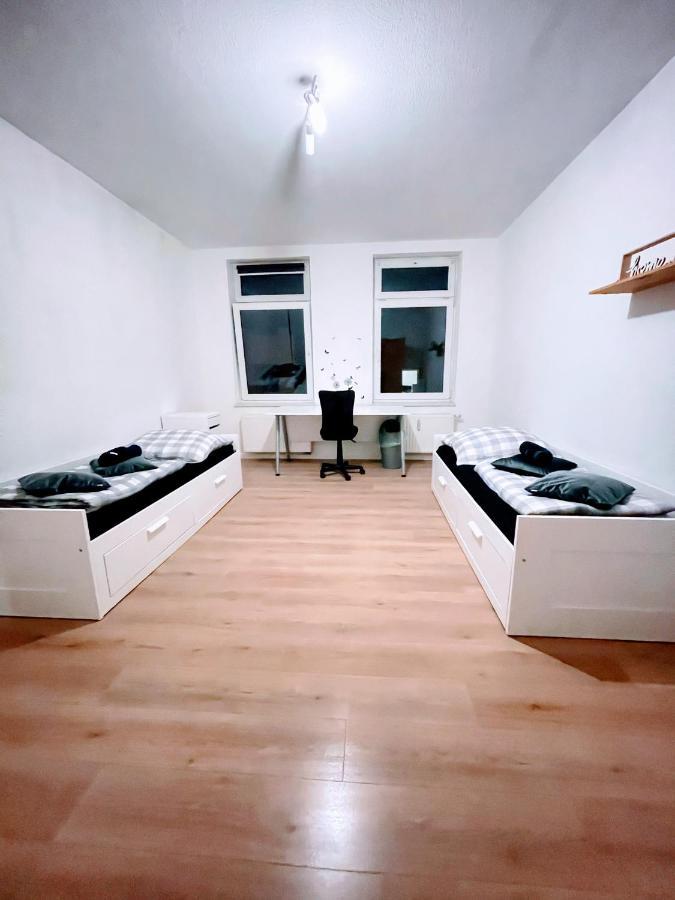 Budget Rooms In Halle With Shared Bathroom, Free Wifi, Netflix & Ipad Bagian luar foto
